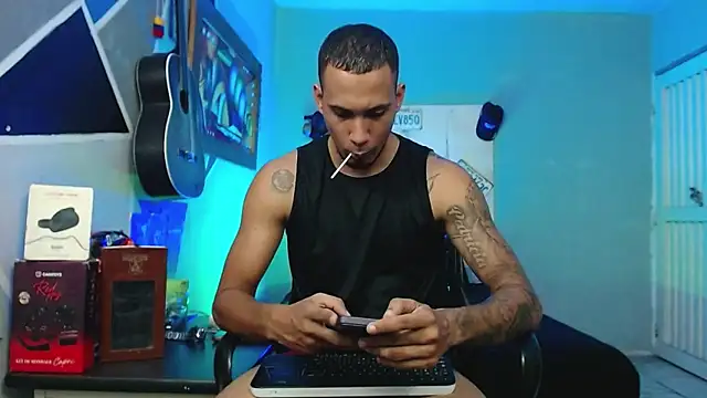 Snapshot of MagnusFrost chatting on June 19, 11:20 pm MagnusFrost online show from June 19, 11:20 pm