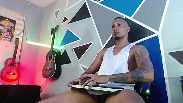 Snapshot of MagnusFrost chatting on November 28, 8:09 pm MagnusFrost online show from November 28, 8:09 pm