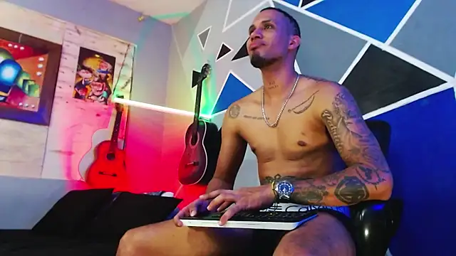 Snapshot of MagnusFrost chatting on November 19, 6:02 am MagnusFrost online show from November 19, 6:02 am