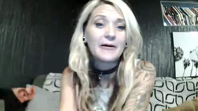 Snapshot of Candalicious chatting on November 19, 11:38 pm Candalicious online show from November 19, 11:38 pm