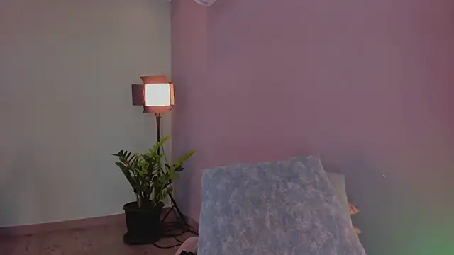 Snapshot of LynnSam_ chatting on February 14, 3:00 am LynnSam online show from February 14, 3:00 am