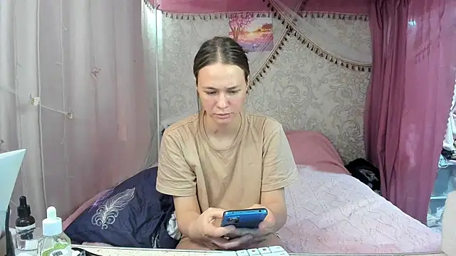 Snapshot of leila_bambi_ chatting on July 6, 4:30 am leila bambi online show from July 6, 4:30 am