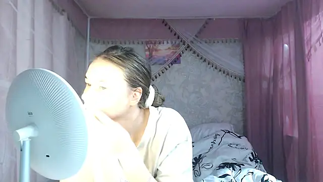 Snapshot of leila_bambi_ chatting on November 23, 12:48 pm leila bambi online show from November 23, 12:48 pm