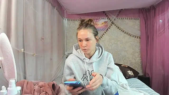 leila bambi  online show from April 10, 10:55 am