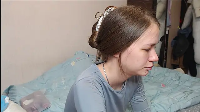 Snapshot of leila_bambi_ chatting on February 19, 2:12 am leila bambi online show from February 19, 2:12 am