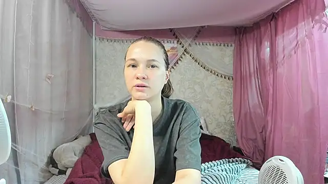 leila bambi  online show from April 22, 1:51 pm