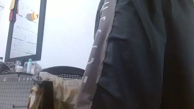 Snapshot of Larry-n-clouds chatting on February 1, 7:01 pm Larry-n-clouds online show from February 1, 7:01 pm