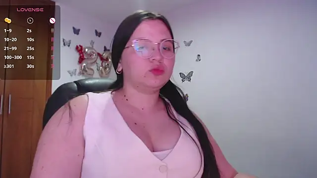 Snapshot of Sarahros1 chatting on March 19, 11:47 pm Sarahros1 online show from March 19, 11:47 pm