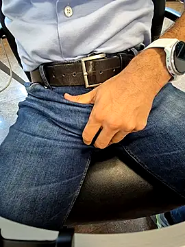 Snapshot of alessandroman2114 chatting on September 26, 10:33 am alessandroman2114 online show from September 26, 10:33 am