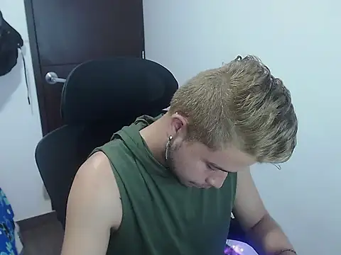 JOHANLEON1 online show from October 10, 3:46 pm