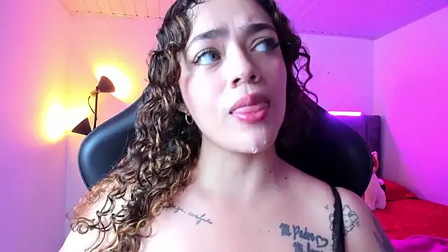 Snapshot of KayllaEvanss_ chatting on November 2, 4:56 pm KayllaEvanss online show from November 2, 4:56 pm