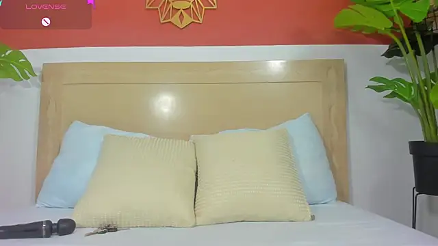 lili cardenas  online show from April 1, 2:35 am