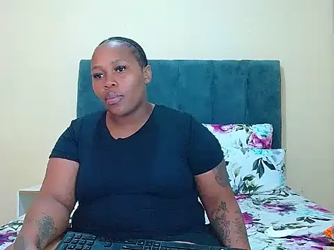 curvycloe1 online show from May 13, 12:12 pm