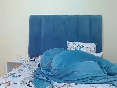 curvycloe1 online show from May 22, 6:22 am