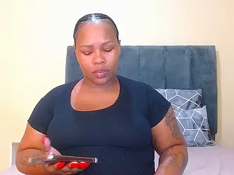 curvycloe1 online show from February 20, 5:15 am