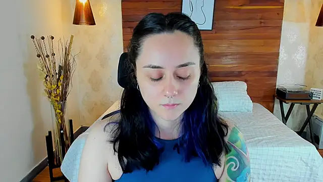 Snapshot of KatherineBond chatting on February 22, 12:27 am KatherineBond online show from February 22, 12:27 am