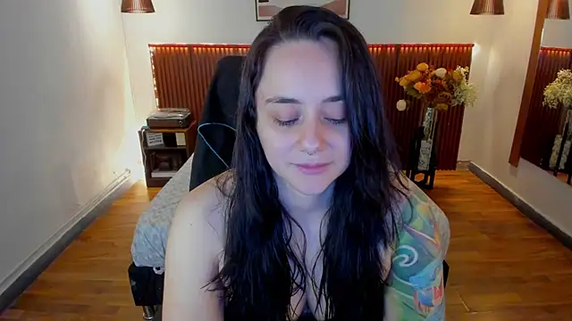 Snapshot of KatherineBond chatting on May 8, 7:06 pm KatherineBond online show from May 8, 7:06 pm