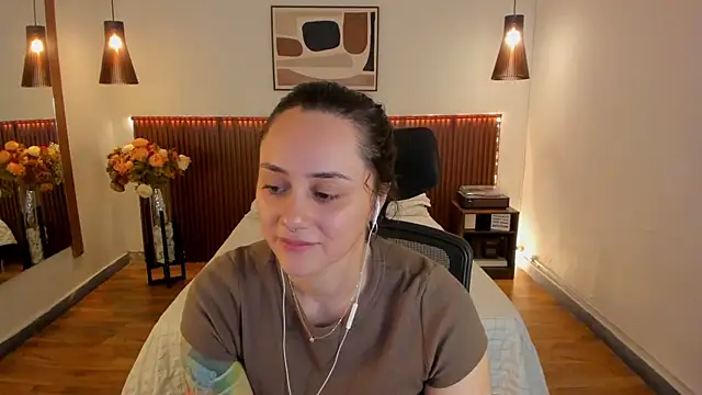 Snapshot of KatherineBond chatting on June 13, 5:11 pm KatherineBond online show from June 13, 5:11 pm