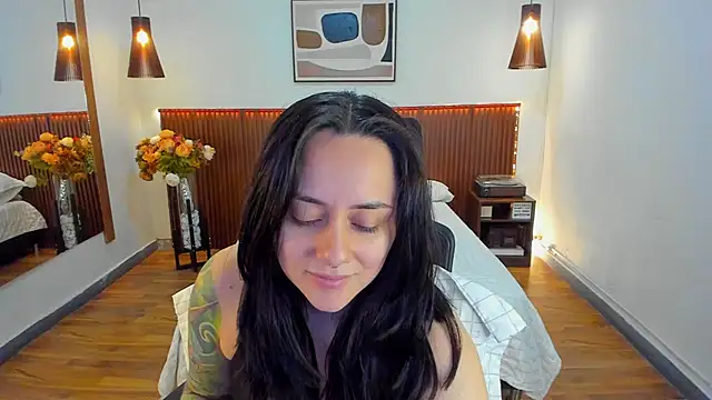 Snapshot of KatherineBond chatting on June 17, 6:07 pm KatherineBond online show from June 17, 6:07 pm