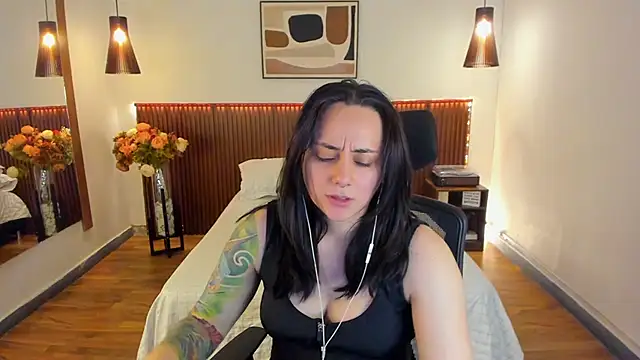 Snapshot of KatherineBond chatting on June 15, 7:24 pm KatherineBond online show from June 15, 7:24 pm