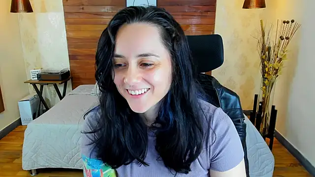 Snapshot of KatherineBond chatting on March 19, 1:32 am KatherineBond online show from March 19, 1:32 am