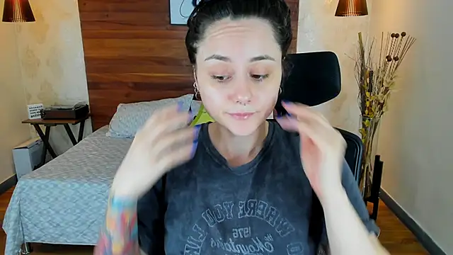 Snapshot of KatherineBond chatting on March 1, 7:37 pm KatherineBond online show from March 1, 7:37 pm