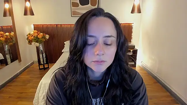 Snapshot of KatherineBond chatting on June 18, 6:57 pm KatherineBond online show from June 18, 6:57 pm