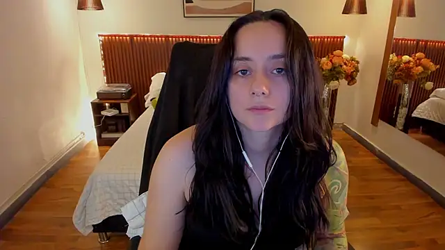 Snapshot of KatherineBond chatting on June 4, 7:40 pm KatherineBond online show from June 4, 7:40 pm