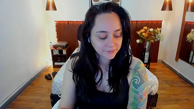 Snapshot of KatherineBond chatting on May 19, 6:48 pm KatherineBond online show from May 19, 6:48 pm