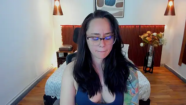 Snapshot of KatherineBond chatting on May 7, 7:28 pm KatherineBond online show from May 7, 7:28 pm