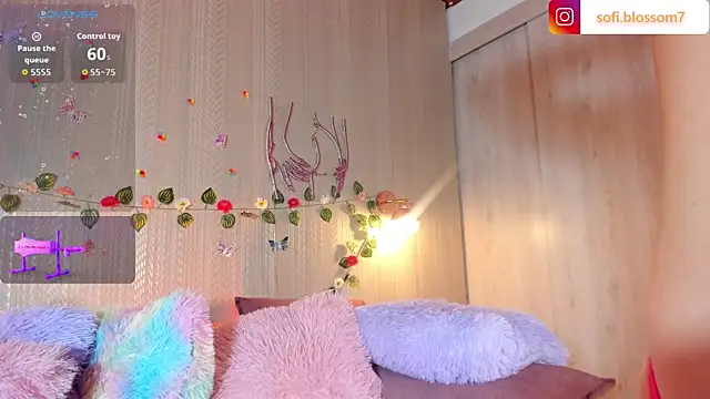 Snapshot of Sofi_Blossom chatting on July 15, 8:38 pm Sofi Blossom online show from July 15, 8:38 pm