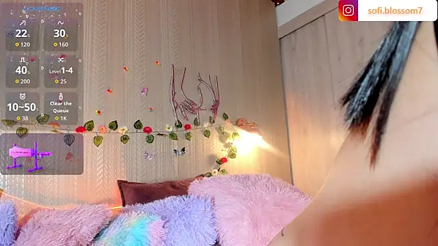 Snapshot of Sofi_Blossom chatting on June 17, 8:52 pm Sofi Blossom online show from June 17, 8:52 pm