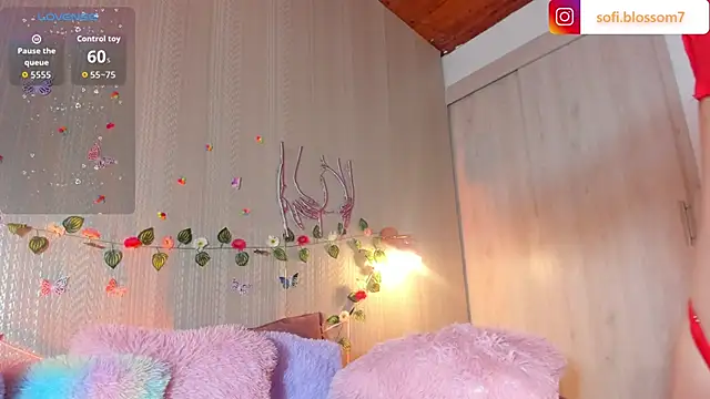 Snapshot of Sofi_Blossom chatting on June 26, 7:52 pm Sofi Blossom online show from June 26, 7:52 pm