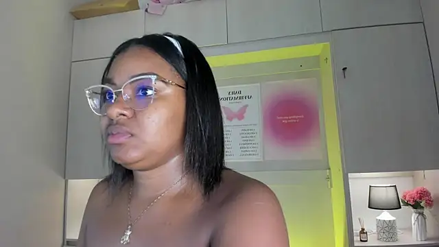 Snapshot of tamaraa_smiith chatting on February 5, 7:32 pm tamaraa smiith online show from February 5, 7:32 pm