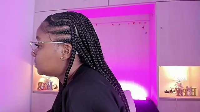 Snapshot of tamaraa_smiith chatting on December 20, 7:50 pm tamaraa smiith online show from December 20, 7:50 pm