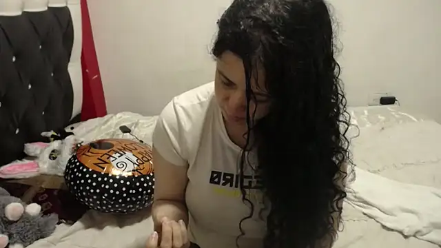 Snapshot of Katty_Bones chatting on November 10, 1:27 pm Katty Bones online show from November 10, 1:27 pm