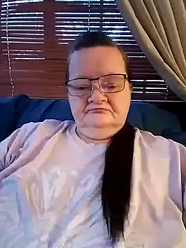 Snapshot of Bayou_Woman68 chatting on December 13, 8:48 pm Bayou Woman68 online show from December 13, 8:48 pm