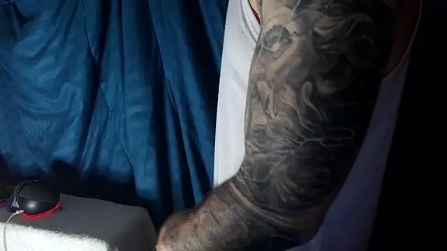 Snapshot of Kenner_fox77 chatting on December 29, 7:39 am Kenner fox77 online show from December 29, 7:39 am