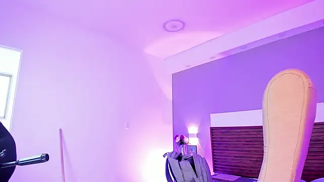 Adelehottman online show from April 2, 1:07 pm