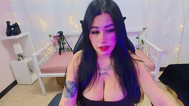 chica Hetfield online show from February 5, 5:20 pm