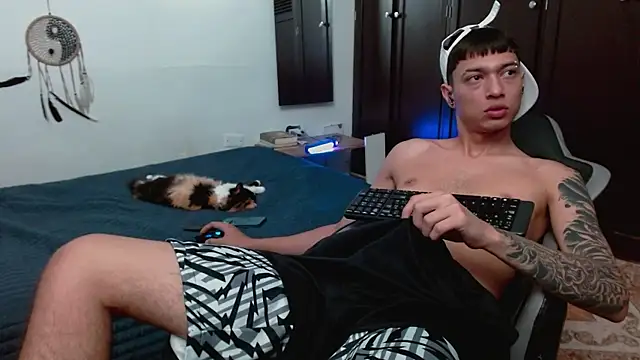 Snapshot of aaron_blug chatting on December 14, 4:34 pm aaron blug online show from December 14, 4:34 pm