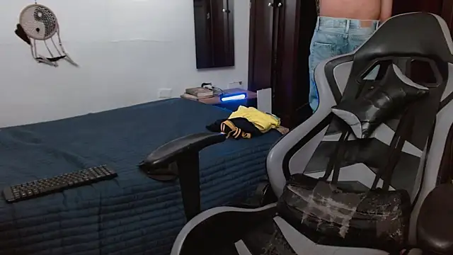 Snapshot of aaron_blug chatting on November 23, 3:55 pm aaron blug online show from November 23, 3:55 pm