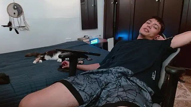 Snapshot of aaron_blug chatting on November 21, 9:47 pm aaron blug online show from November 21, 9:47 pm