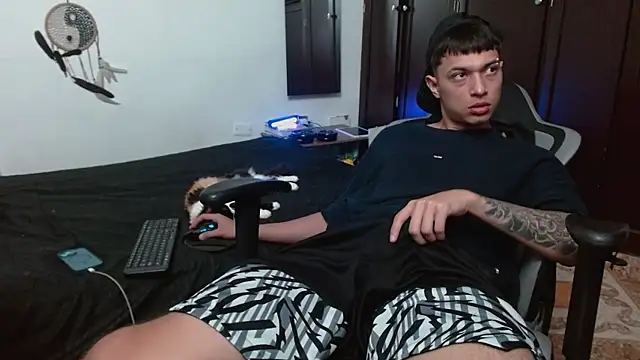 Snapshot of aaron_blug chatting on October 24, 10:31 pm aaron blug online show from October 24, 10:31 pm