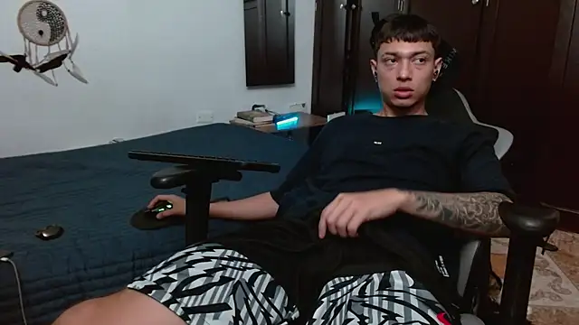 Snapshot of aaron_blug chatting on November 19, 10:54 pm aaron blug online show from November 19, 10:54 pm