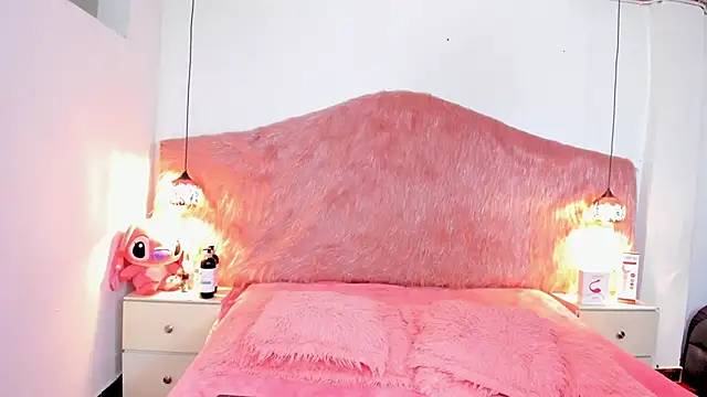 Derek and Skarlet online show from February 9, 3:32 pm