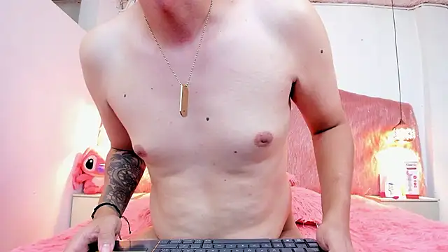 Derek and Skarlet online show from February 18, 9:55 pm