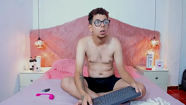 Derek and Skarlet online show from October 27, 7:04 pm