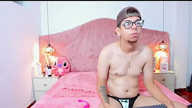 Derek and Skarlet online show from November 10, 6:57 pm