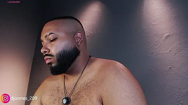 DilanJonnes  online show from March 13, 7:08 pm